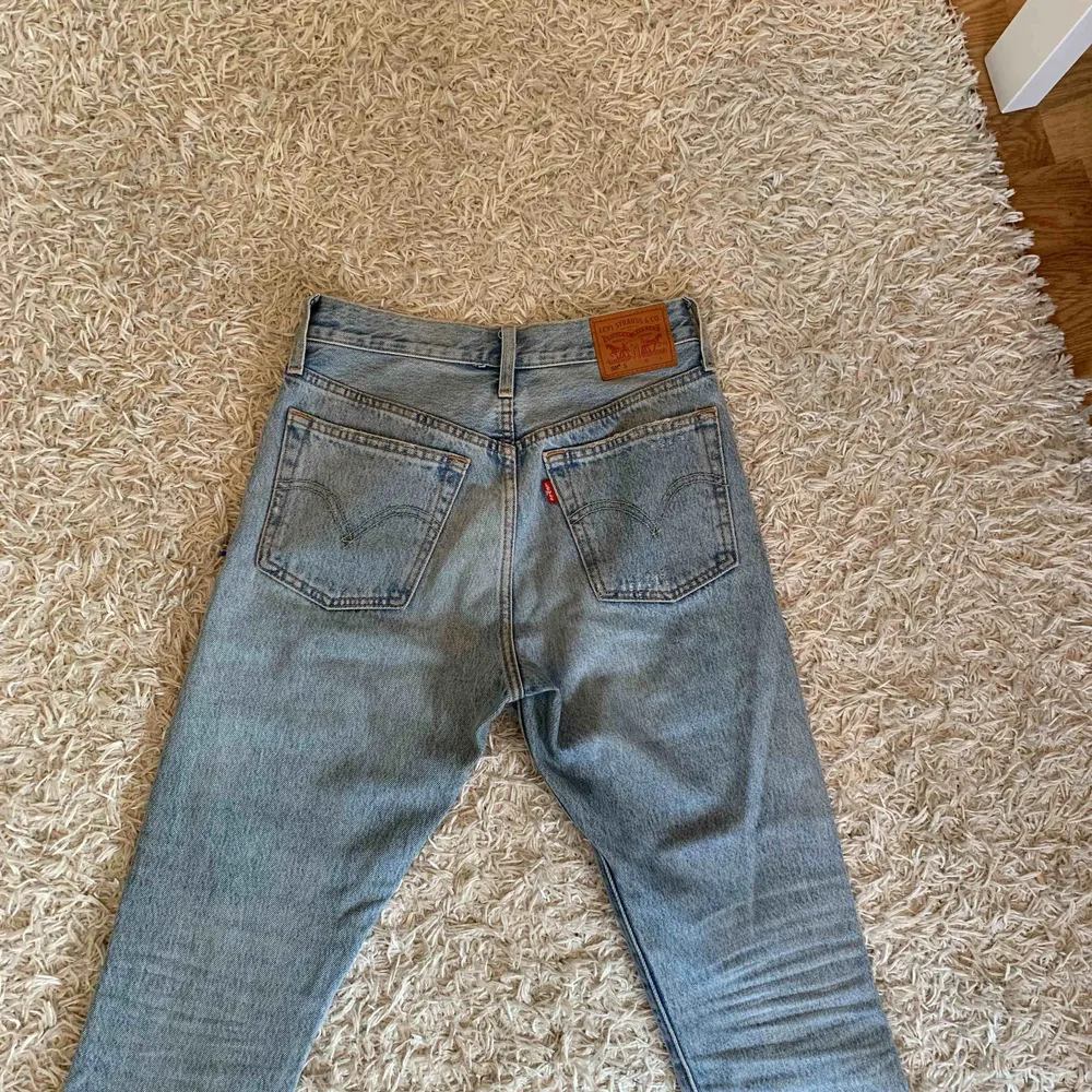 Levi’s 501 jeans i bra skick bara använda ett fåtal gånger. . Jeans & Byxor.