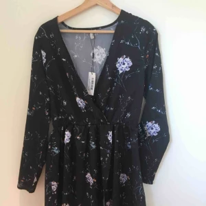  - OANVÄND!! Prislapp kvar, storlek 38 från Nelly Normal till stor i storleken Köpare står för frakt