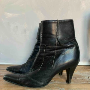  - Äkta skinnskor från Vagabond i storlek 38 (Normal i storlek). De behöver lite svart skokräm längst fram vid tån. Är annars i gott begagnat skick. Snygg grön färg i innerfodret som också det är i skinn.  Frakt tillkommer alt mötas i Göteborg!  