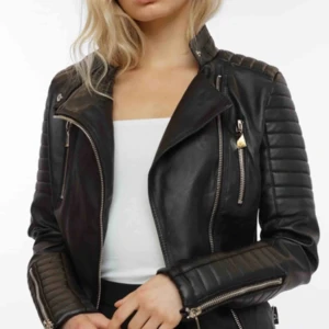  - BUDAA!! skinnjacka i från chiquelle litet litet hål inne i jackan som inre alls synd annars bra skick! Köpt för 700!! Och man får buda på denna