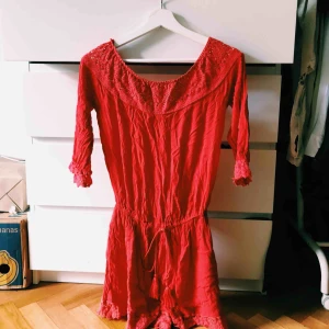  - Offshoulder byxdress - Aldrig använd