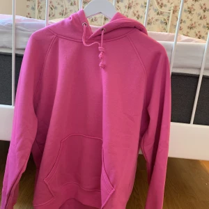  - Gammalrosa hoodie från Bik Bok, knappt använd. 190kr inklusive frakt ! ☺️