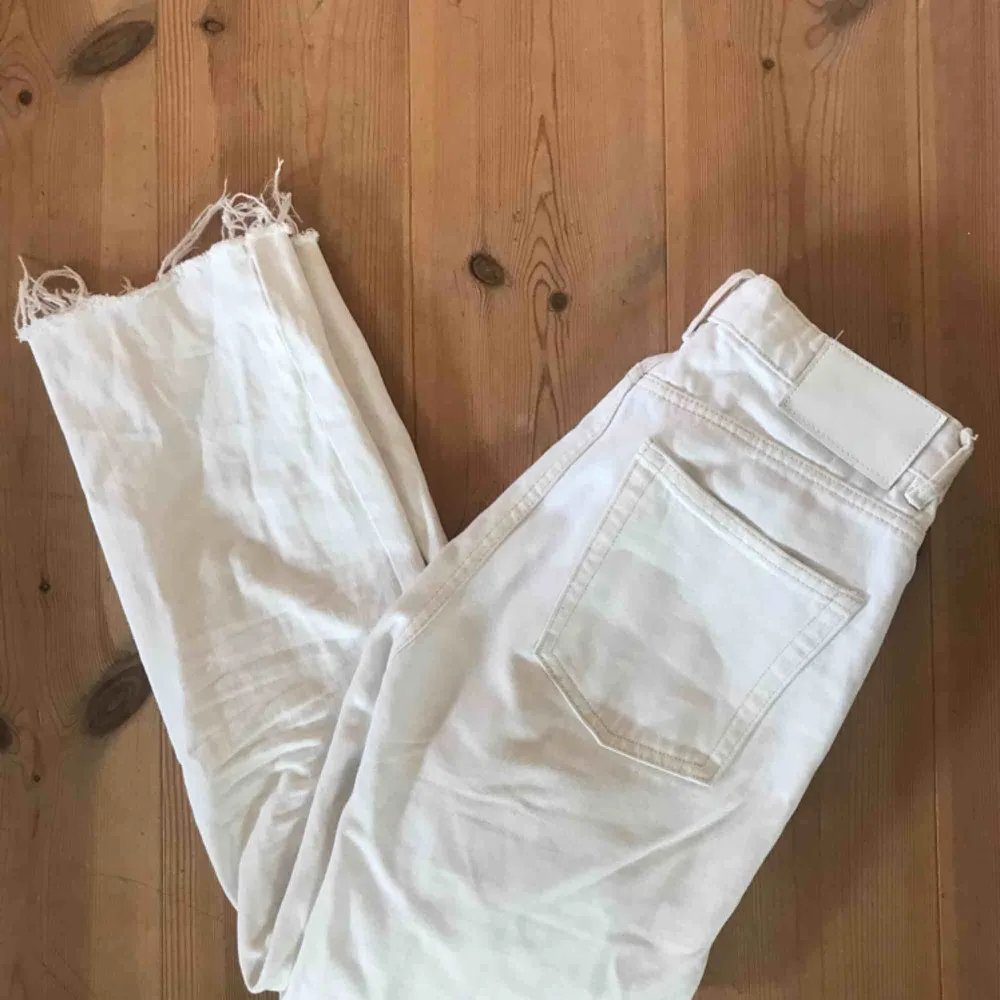 Vita straight jeans med beiga sömmar från Zara i strl 34 i nyskick. Köpare står för frakt. Jeans & Byxor.