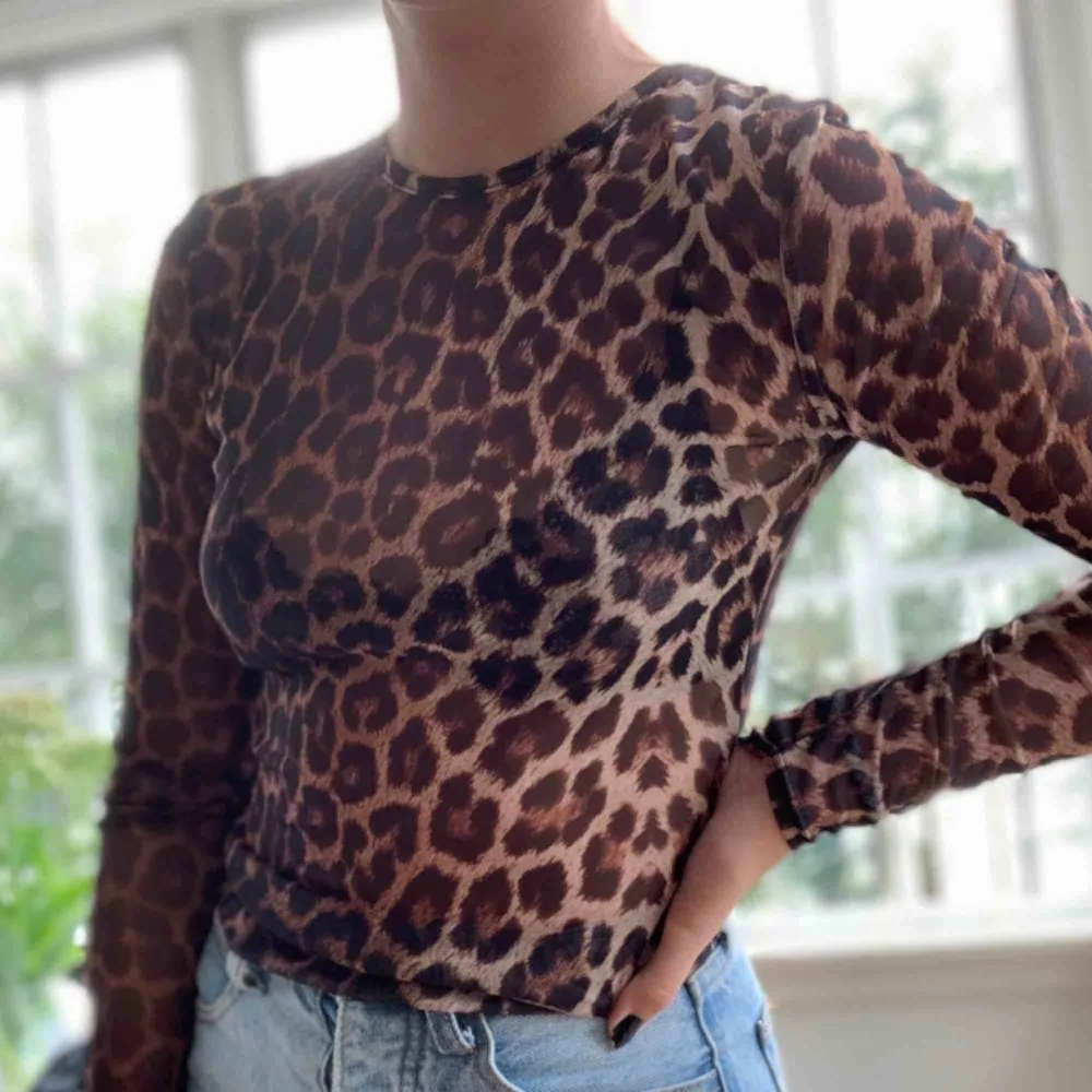 Fin mesh tröja i leopard mönster. Frakt 18kr. Toppar.