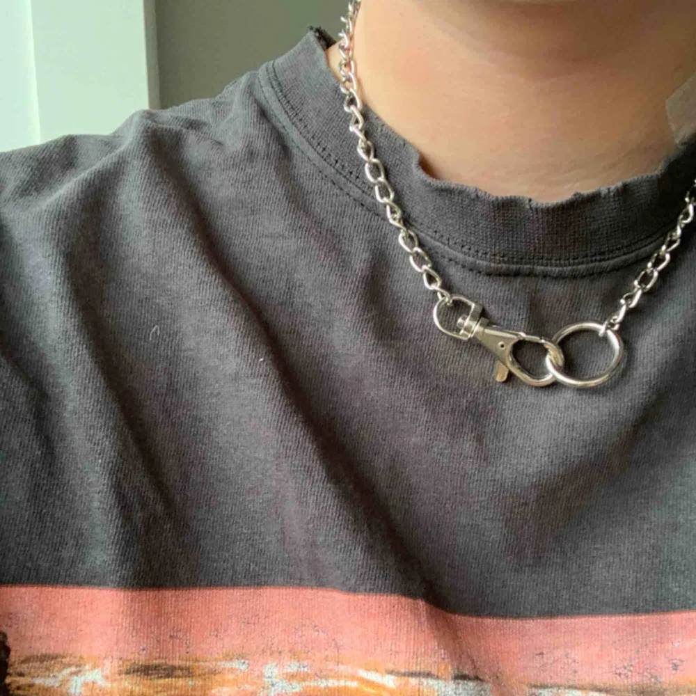 säljer detta supersnygga kedjehalsband som jag gjort ✌️🦋 frakt ingår inte i priset men det borde inte bli så mycket :). Accessoarer.