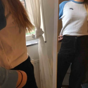  - Världens finaste vintage sweatshirt från Nike, den är väl använd & har tyvärr lite målarfärg på ena armen, men det syns knappt. Möts upp i Malmö eller så står köparen för frakten 💙