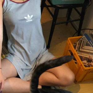  - Klänning från adidas som är grå men har vinröda spagettistripes. Är hur snygg som helst & är luftig men samtidigt inte för stor! Kommer inte till användning för mig, men älskar den ändå💓 köparen står för frakt