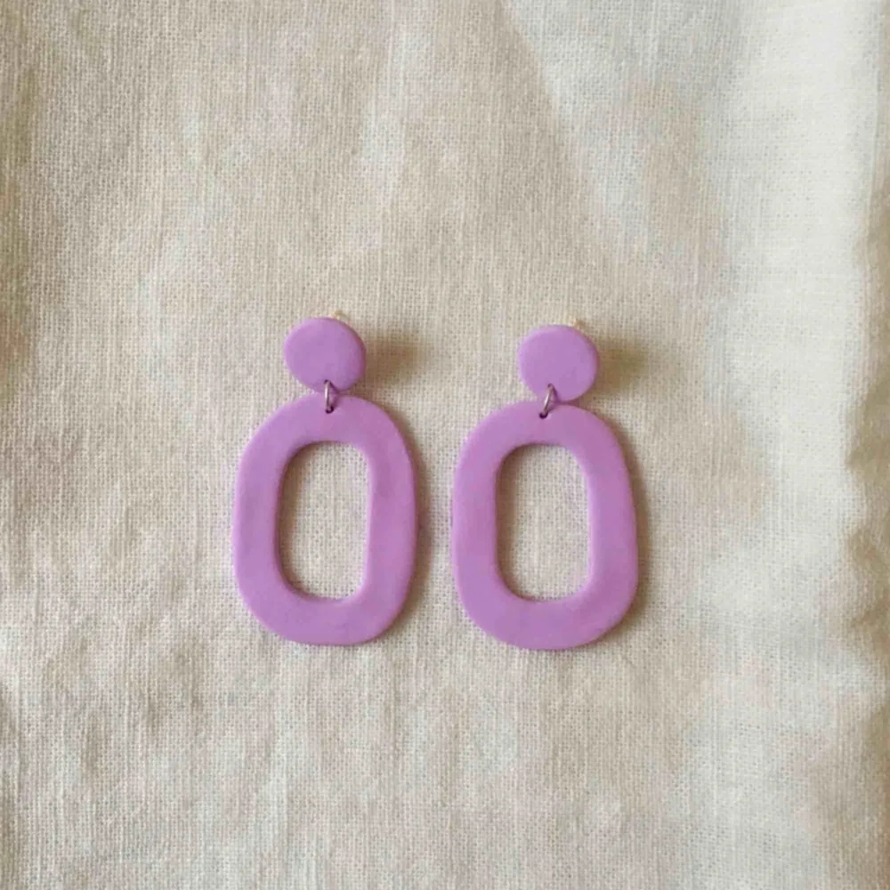 Handgjorda örhängen, frakt 9 kr 💜. Accessoarer.