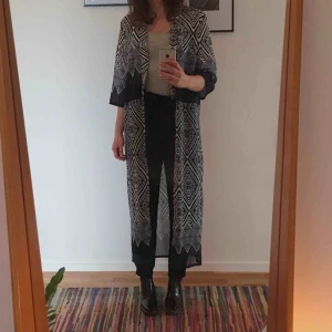  - Tunn, transparent kaftan köpt på eBay (inget märke). Gott skick.  Hämtas i södra Stockholm (Hökarängen) eller på Södermalm.