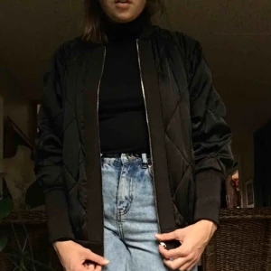  - Bomberjacka från Zara. Långa muddar och snyggt mönster. Möter upp i Malmö/Lund eller fraktar mot kostnad.