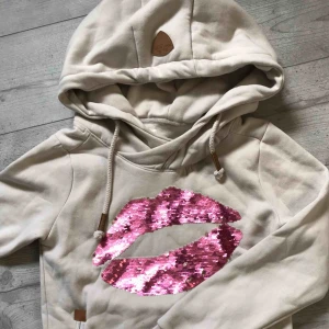  - Helt ny, oanvänd rock angel hoodie! Fråga ifall du har frågor så svarar jag direkt! Du står för fraktkostnad ❤️🥰