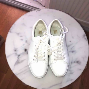  - Användes ca 1 vecka och köptes för 500kr. Tvättas och rengörs såklart innan försäljning. Snygga fräscha sneakers.
