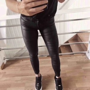  - SNYGGA skinn-imitation-byxor, använda väldigt få gånger så i mycket bra skick!  Strl S och 34 i längd (har jag för mig i alla fall, jag är 168cm lång iaf☝🏼)  63kr frakt postnord spårbart. 🗯fraktar alltid med video/bildbevis, frakt står köparen för🗯