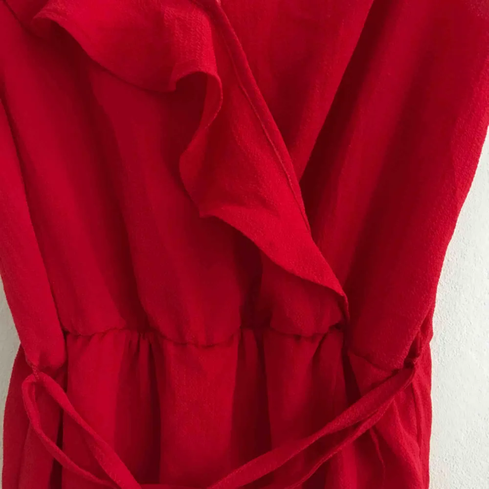 Röd klänning H&M. Använd 1 gång. Frakt tillkommer. Klänningar.