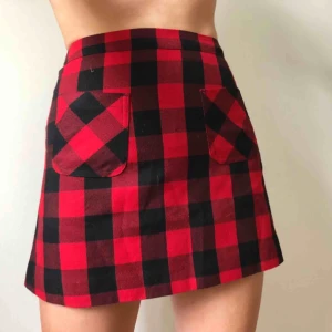  - Röd rutig, minikjol i fint skick