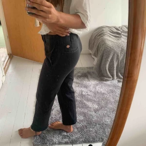  - Svarta dickies-byxor. Modell ”slim straight”. Har ingen storlek på dem men skulle beskrivs dem som normal-långa i benen och M i midjan. Har en liten vit fläck (se sista bilden)