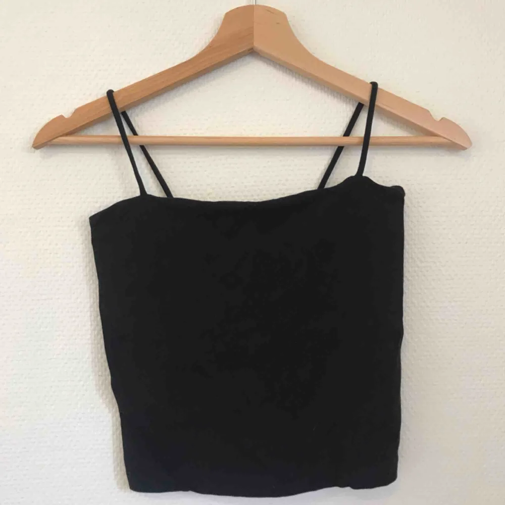 Spagetti strap singlet från Gina🖤 Passar storlek 34/36. Frakt 18kr 💌 . Toppar.