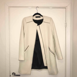  - Vit kappa från Zara, superfin kvalité. Knappt använt pga inte min stil. 