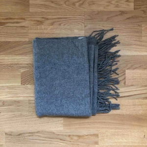 Halsduk i ull från Weekday! - Stor och gosig halsduk i ull från Weekday. 