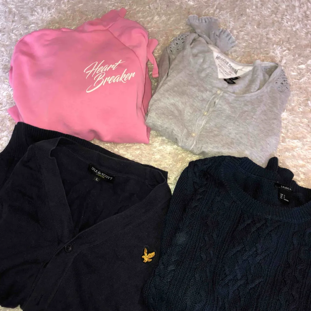 Den rosa hoodien är ifrån Gina, kostar 70kr! Den gråa koftan är en fake Tommy Hilfiger, men är ändå fin som en äkta. 70kr Lily and scott kofta, 100kr Lindex kabelstickad tröja. 60kr🥰. Hoodies.