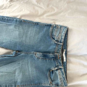  - Jeans från Zara. Superstretchiga och sköna.fransar nedtill. Strl 36, hög midja 