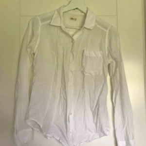  - Vit linne-skjorta från Hollister. Passar XS/S. 