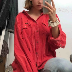  - Röd manchesterskjorta från Lee. Snygg att ha som oversized :-D Köpare står för frakt.