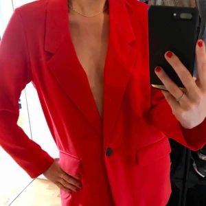  - Röd oversized blazer från Gina Tricot. Knapp och fickor framtill. Använd en gång, så gott som i nyskick. Köparen står för frakten 🌹