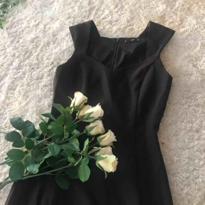  - Stilren, figursydd svart klänning från Mango! Aldrig använd då jag aldrig fått tillfälle, därför tycker jag den ska få ett nytt hem. Även en urringning, dock inte för djup. Frakt tillkommer💋