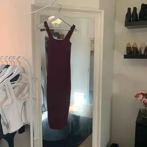 Vinröd klänning i stl S 