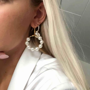  - Helt nya örhängen, passar till allt! 💕 Plastpärlor. 5 kr frakt