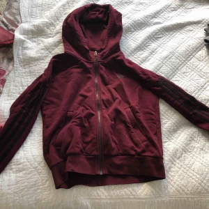  - Som ny adidas munkjacka i vinröd 