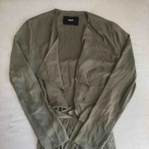  - Tunn jacka/kofta från BikBok! Har rem runt midjan.  Köparen står för frakt 😸