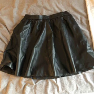  - Svart skinnkjol från hm, lite sliten vid dragkedjan. Kan fraktas men köparen står för frakt 