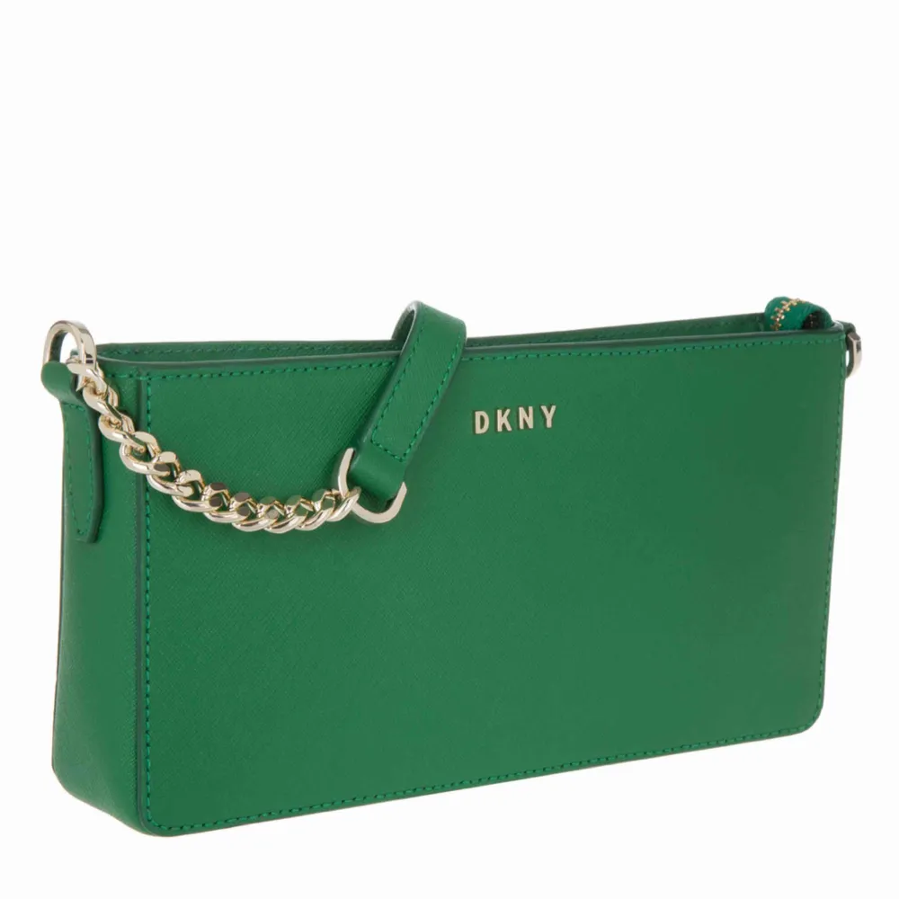Säljer dessa DKNY axelremsväska pga har exakt samma till. Äkta! Kan frakta om köparen står frakten! Helt ny, använd en gång! Kommer långa bandet med!. Väskor.