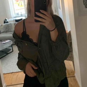  - Militärgrön skjorta/tröja i storlek 36. Kommer från GinaTricot. Använd ett fåtal gånger! 