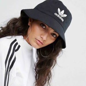  - säljer min svarta adidas bucket hat, knappt använd.  original pris €32 köparen står för frakt 