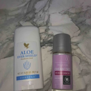 - 2 st oanvända deodoranter.  Aloe Vera ”forever” ett deodorant stick. Ordinarie pris är runt 100 kr. Orgnic/Urtekram .ordinarie pris ca 100 kr. Båda för: 145 inkluderad frakt  Eller styckpris: 60 kr st