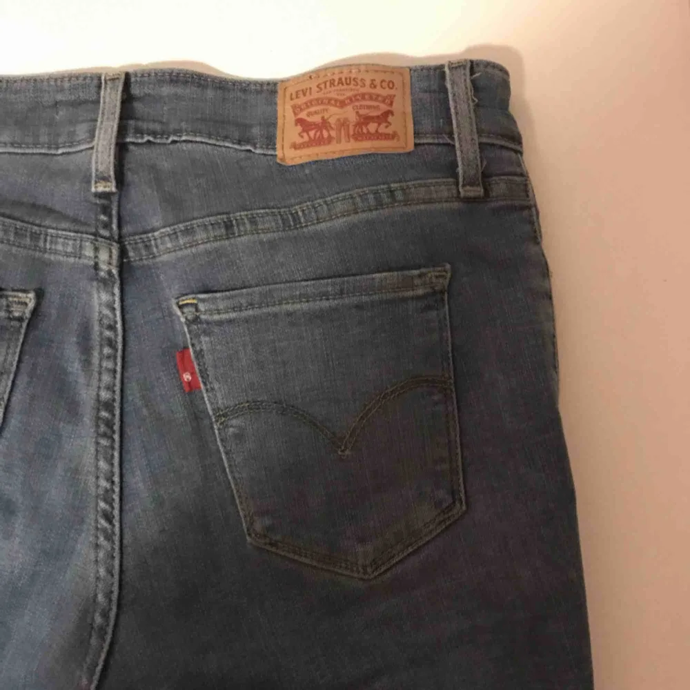 Ljusblåa jeans ifrån Levis, köptes förra sommaren i USA. Supersköna men kommer tyvärr inte till användning då jag tycker dom är för korta på mig, står storlek 28 i byxorna men skulle säga att det är som 38 . Jeans & Byxor.