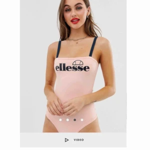  - Rosa Ellesse body aldrig använd! ✨  Storlek 40 men skulle säga att det är mer som 36-38 😄  Frakt blir 42kr 📮  SÄNKT PRIS TILL 100kr!! 