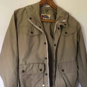 - Fjällrävenjacka köpt här på plick men var fel storlek för mig så har inte använt den! Det är storlek 140, så relativt liten, som S ungefär. Begagnat skick, men hel och ren.  Kan mötas upp i Uppsala eller frakta för 67kr. 