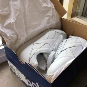  - Ett par sneakers från Reebok, ”Royal Classic”. Storlek 36, damstorlek. Skick: 10/10. Finnes på Södermalm, Stockholm. Kan postas men då står Du för frakten, (80kr). Mvh Marija & Nugget