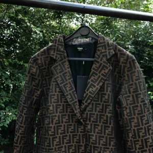  - Fendi kavaj-jacka. Ganska rigid i sin form men tycker man bokstaven F är kul så är detta plagg för dig. Jackan är något ljusare i sin färg än på bilderna!