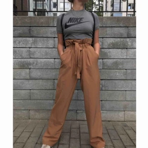  - Ett par fräscha brun/orange byxor från Bikbok i storlek S! Köpare står för frakt! Nypris: 350kr