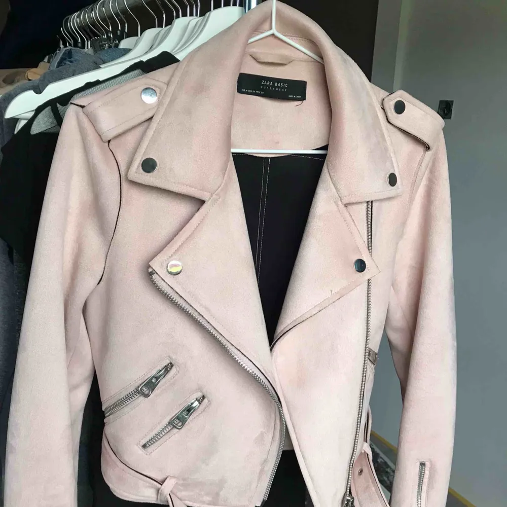 Superfin rosa jacka från Zara, köpt för nåt år sedan (finns inte att köpa längre) och har sedan dess aldrig använt den så den är ny om man tänker så!😊 Kan såklart fraktas om du står för frakten, vid frågor tveka ej att fråga!😊. Jackor.