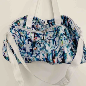  - Mönstrad sportbag från SOC, rymlig med flertal fack. Justerbar och avtagbar axelrem. Använd vid ett fåtal tillfällen ✈️