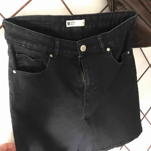  - Svart jeanskjol från Gina tricot