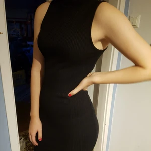  - Svart tight klänning med hög krage från gina tricot. Frakt ingår 🎉