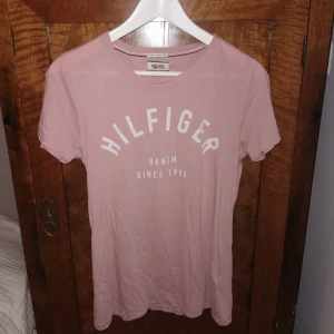  - Tommy hilfiger tshirt i rosa, stl M 80 kr 