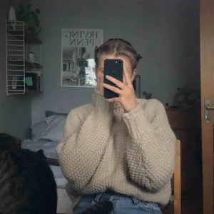  - ännu en varm, grovstickad tröja💙 hör av er för fler bilder